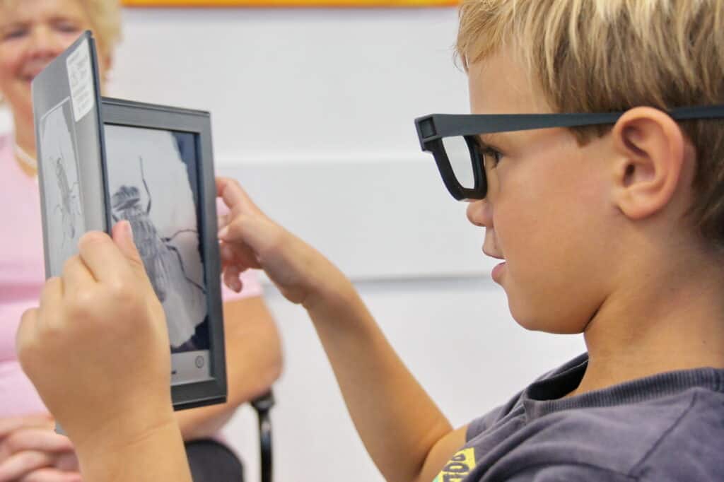 Stereotest-Kind Stereotest bei einem Kind